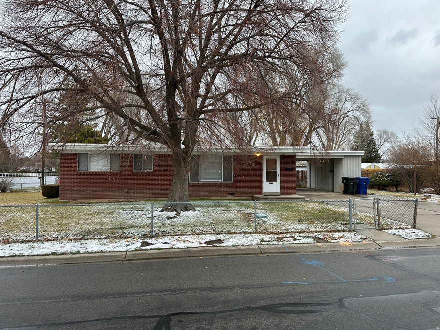 Cute, all brick starter home in the heart of the valley. New carpet, new paint and ready for a new owner. Close to shopping, dining, grocery stores, in a super convenient location. This home would make a great primary or investment opportunity.