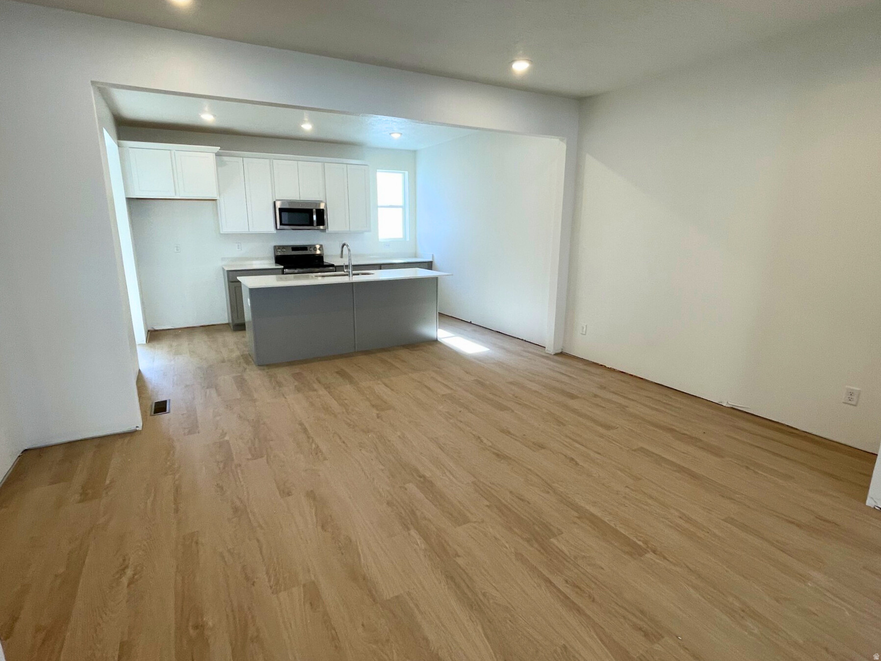 BEACON POINTE - Residential