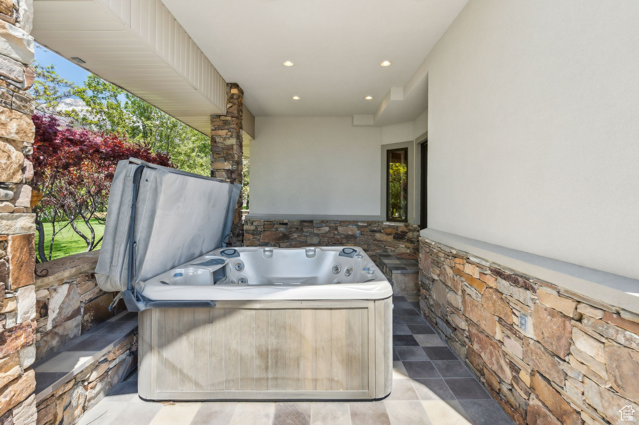 OAK KNOLL - Residential