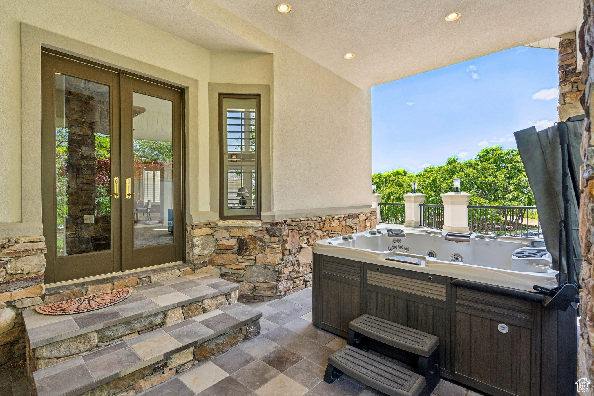 OAK KNOLL - Residential