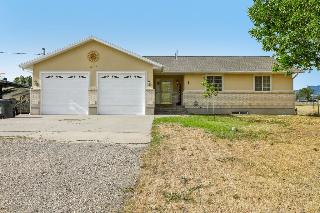 Photo of 425 W CHERRY ST, Grantsville, UT 84029 (MLS # 2164275)