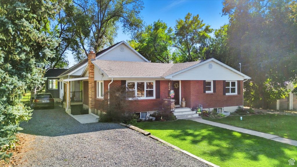 Photo of 164 E 200 S, Hyde Park, UT 84318 (MLS # 2112634)