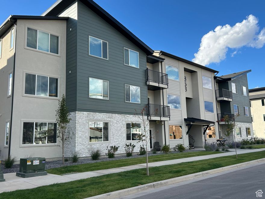 Available now! top level condo in new, desirable River Run community. 9' high ceilings w/large picture windows and a sliding glass door to the balcony. Light & bright & spacious! Home has $12,800 in design upgrades and they are gorgeous! Across from clubhouse, pool, playground and open park. Plenty of parking. 1 block from brand new Rec Center. Close to schools, shopping and restaurants.