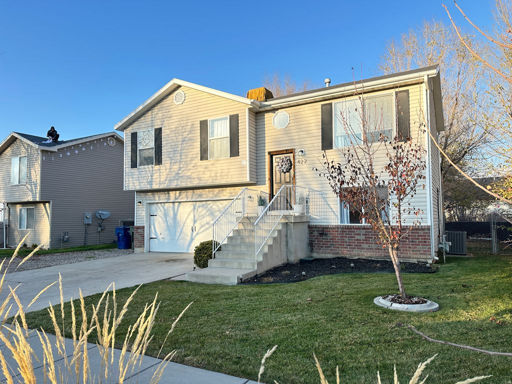 Photo of 422 W MEADOWBROOK DR, Ogden, UT 84404 (MLS # 2124302)