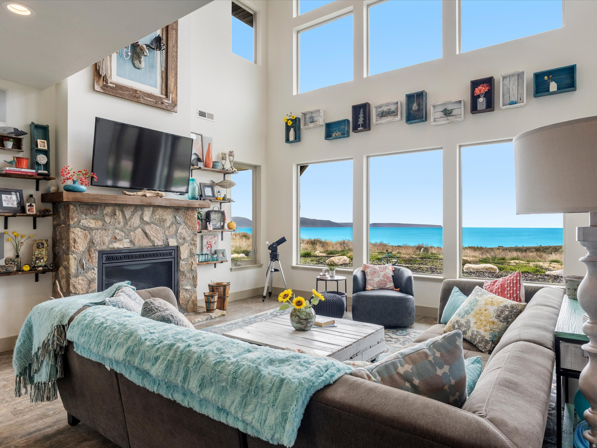 THE POINTE AT CANYON EST - Residential