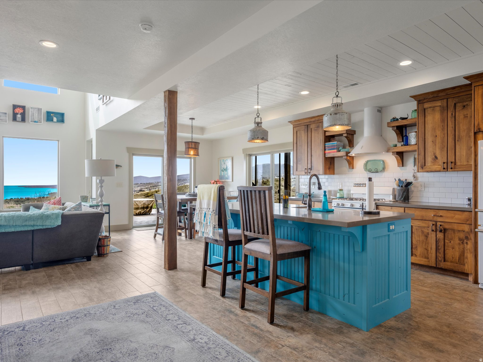 THE POINTE AT CANYON EST - Residential