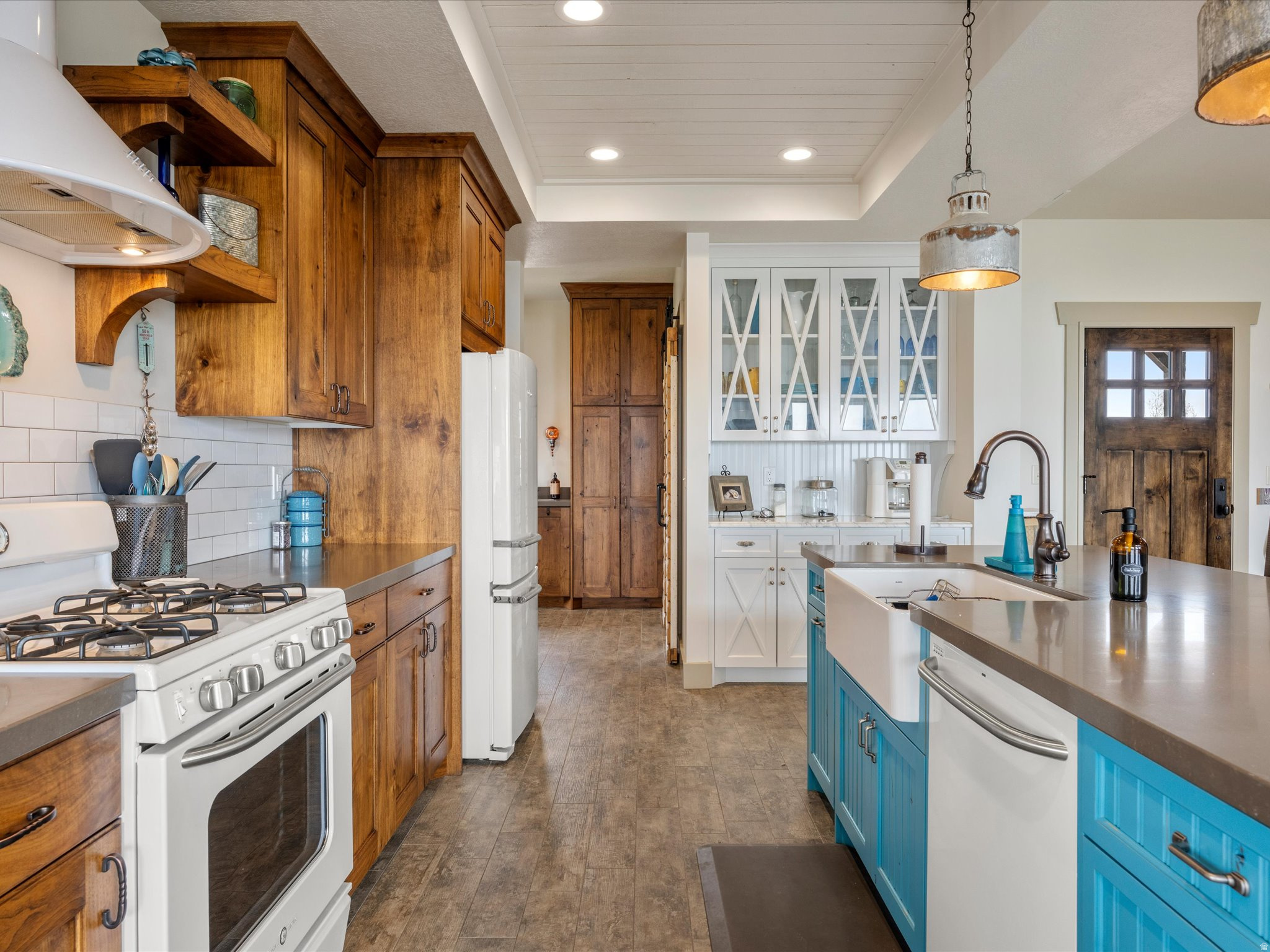 THE POINTE AT CANYON EST - Residential