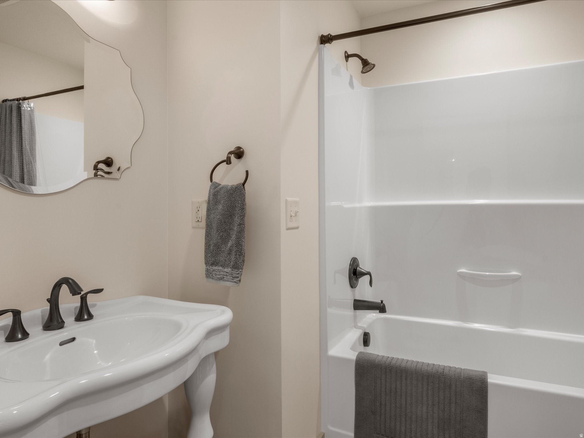 THE POINTE AT CANYON EST - Residential
