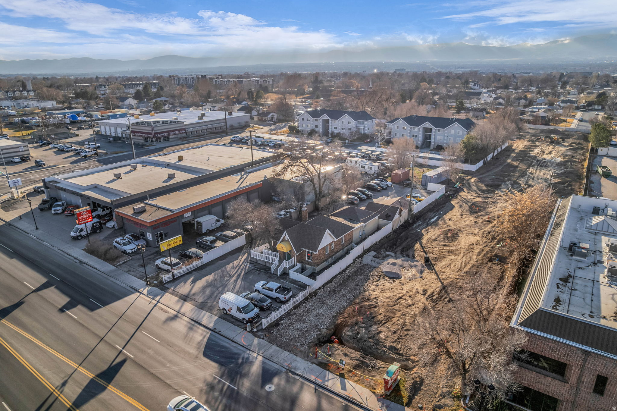 Main image without alt text