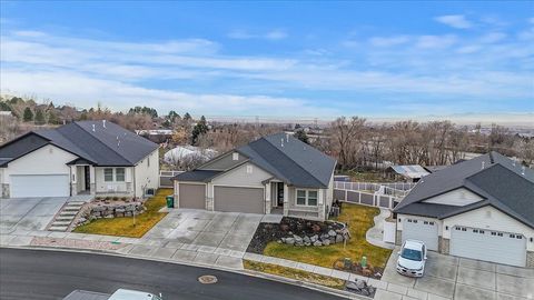 Photo of 1328 E ORCHARD RIDGE LN, Kaysville, UT 84037 (MLS # 2137553)
