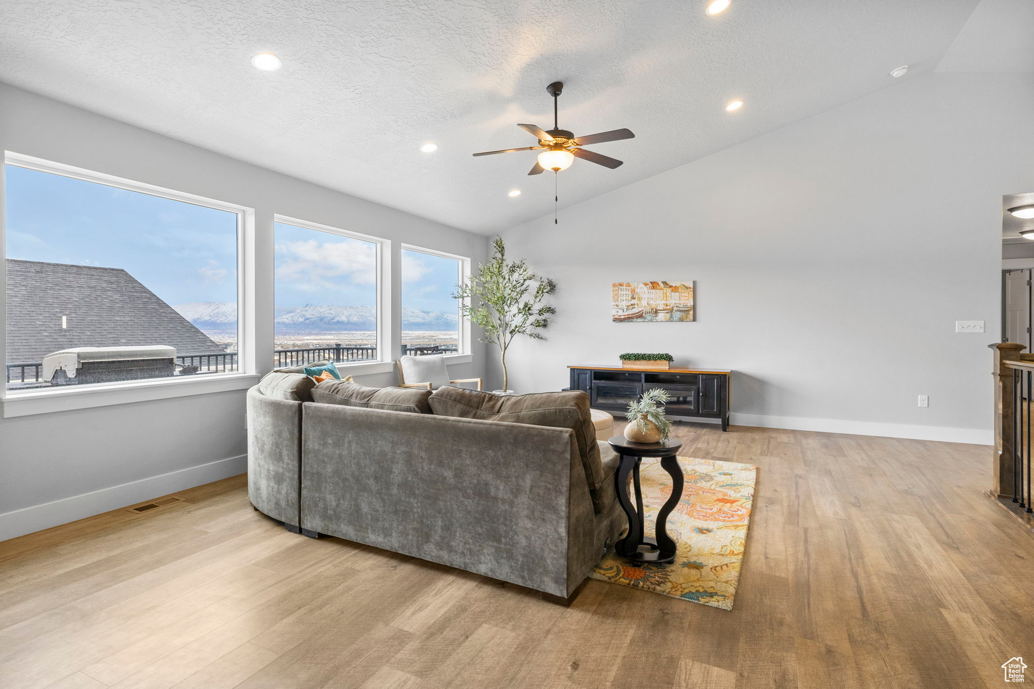 Eagle Mountain, Utah 84005, United States, 3 Bedrooms Bedrooms, ,3 BathroomsBathrooms,Residential,Active,84324