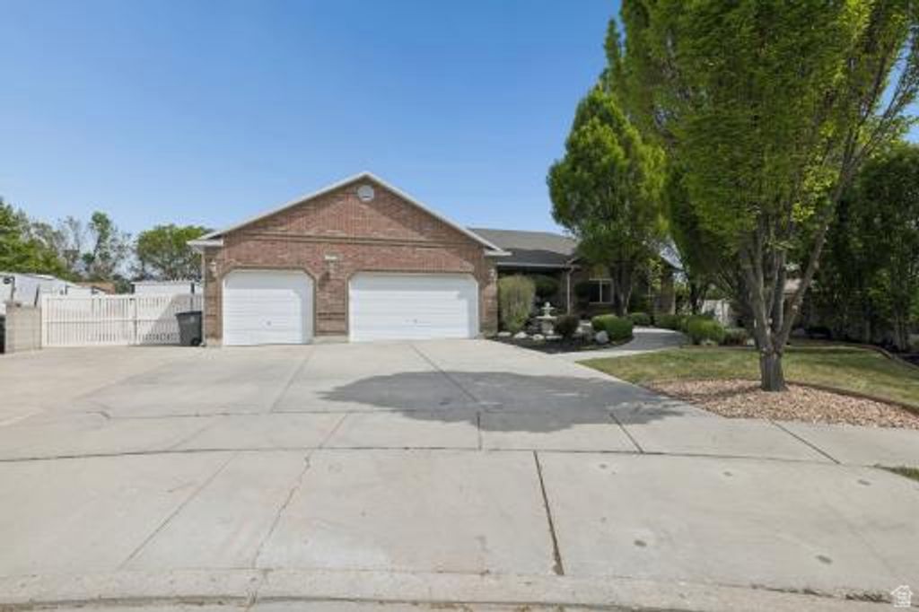 Photo of 1097 W SNOWFLAKE CIR S, South Jordan, UT 84095 (MLS # 2152332)