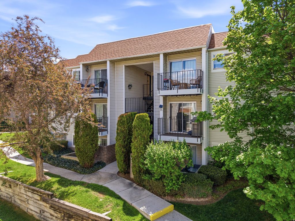 Photo of 4646 S QUAIL PARK DR Dr E #J, Salt Lake City, UT 84117 (MLS # 2157363)