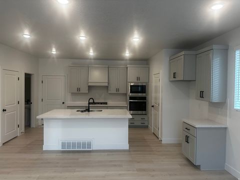 Tiny photo for 15 S LUNAR WAY, Mapleton, UT 84664 (MLS # 2150103)