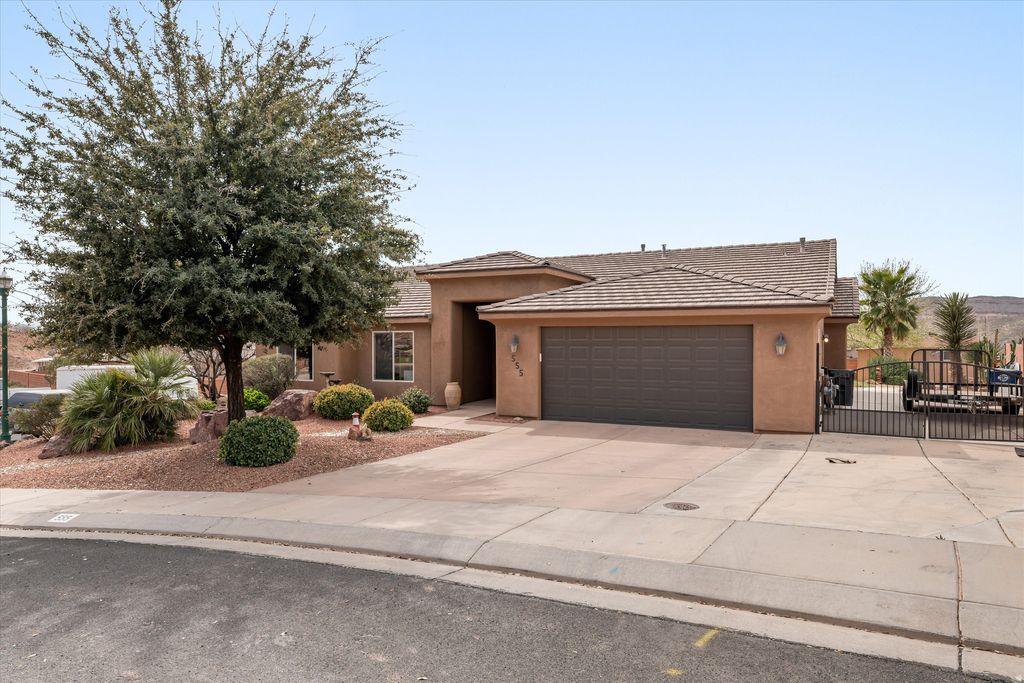 Photo of 555 N TOREY LN, Hurricane, UT 84737 (MLS # 2147961)