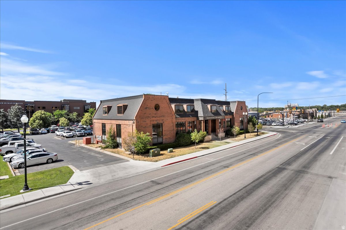 BAMBERGER SQUARE - Commercial Lease