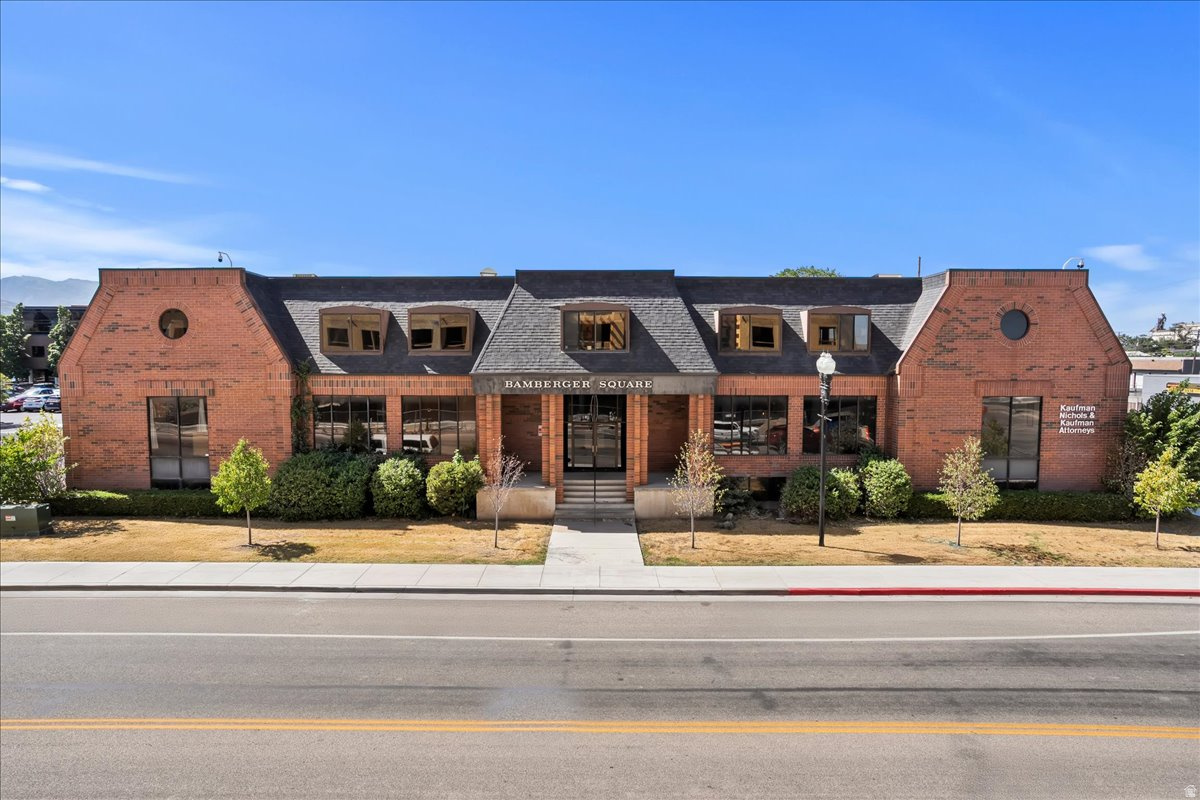 BAMBERGER SQUARE - Commercial Lease