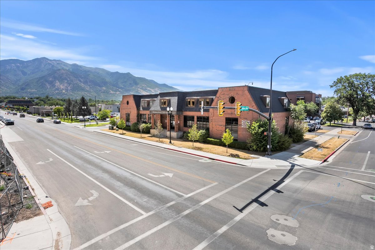 BAMBERGER SQUARE - Commercial Lease