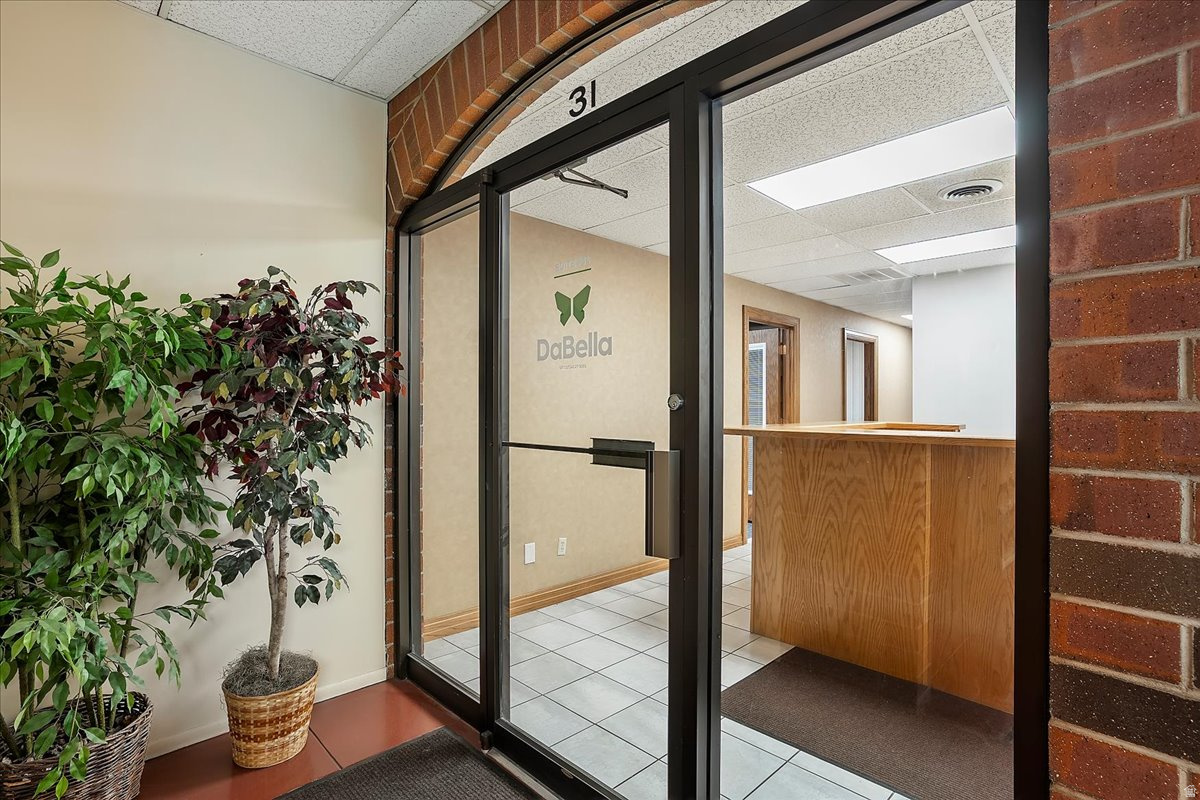 BAMBERGER SQUARE - Commercial Lease