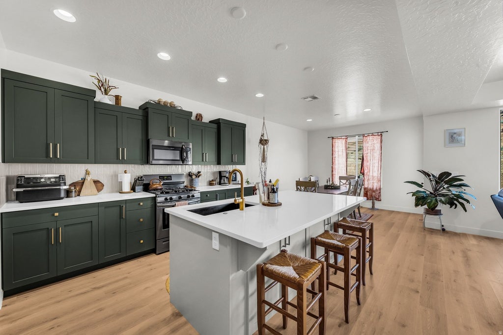 Photo of 2983 S MAPLECREST DR, Saint George, UT 84790 (MLS # 2183489)
