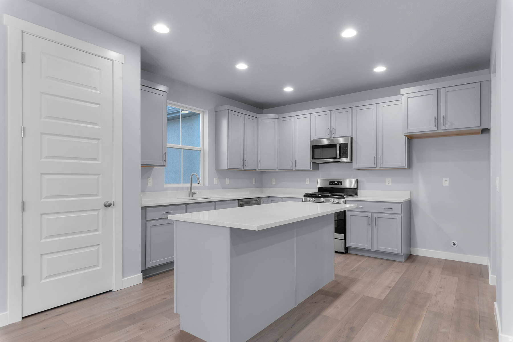 BROADVIEW SHORES 820 - Residential