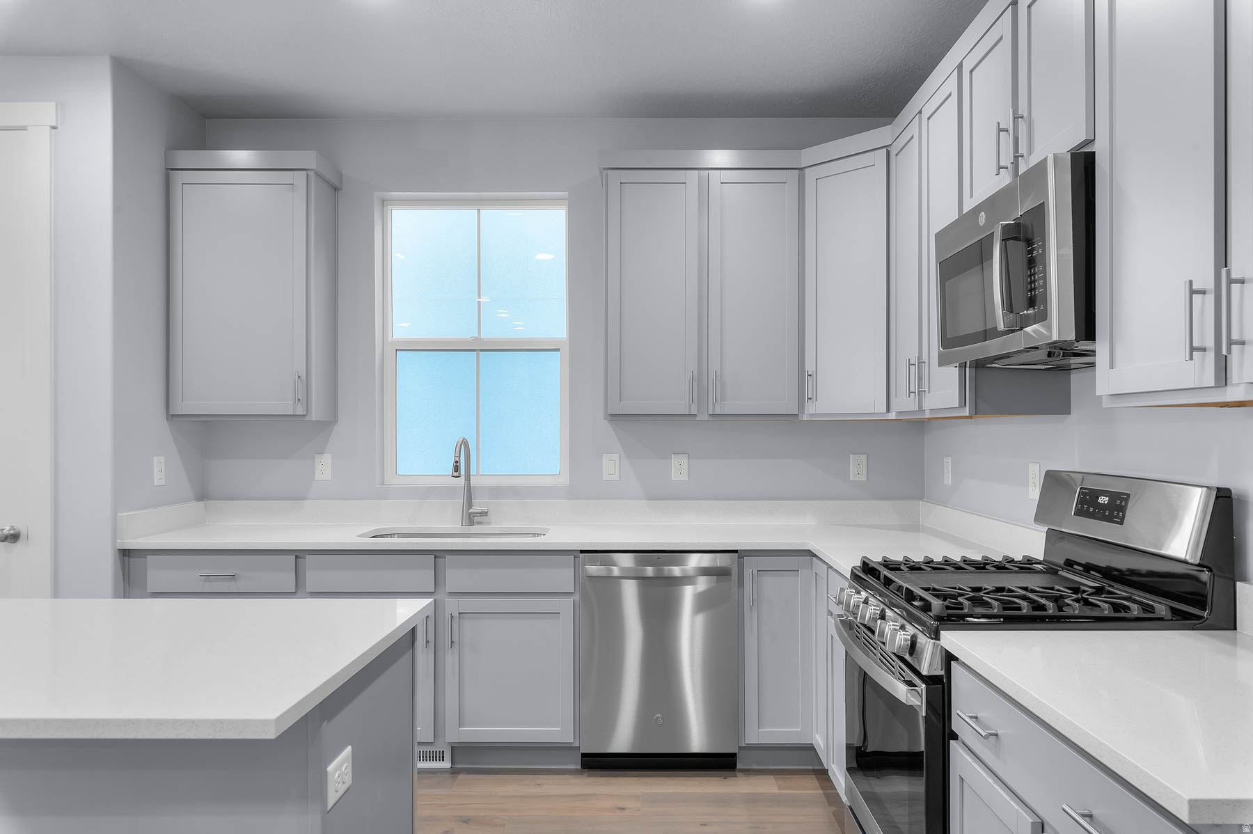 BROADVIEW SHORES 820 - Residential