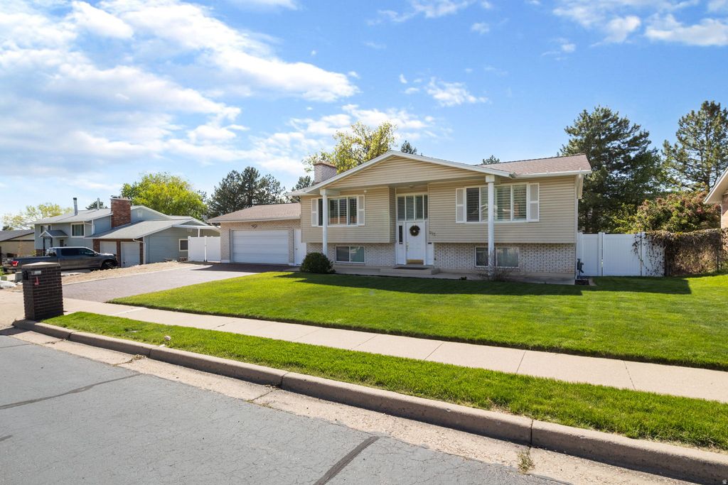Photo of 915 ASPEN WAY, Layton, UT 84040 (MLS # 2151780)