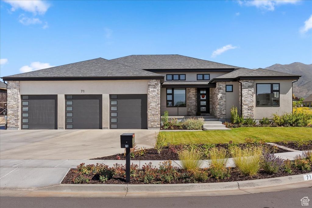 Photo of 71 S HARVS LN, Kaysville, UT 84037 (MLS # 2116183)