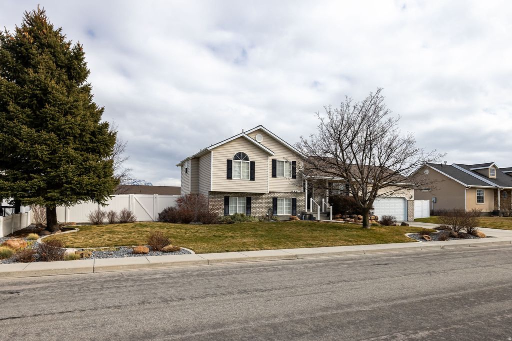 Photo of 200 N 750 W, Hyrum, UT 84319 (MLS # 2140970)