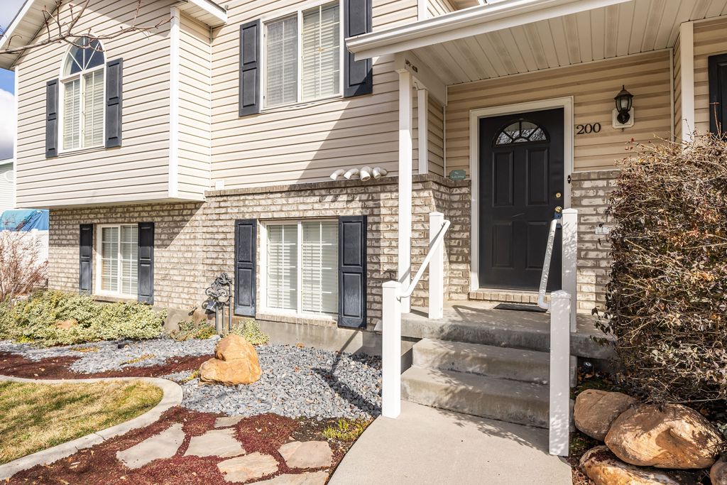 Photo of 200 N 750 W, Hyrum, UT 84319 (MLS # 2140970)