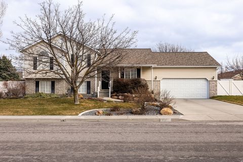 Photo of 200 N 750 W, Hyrum, UT 84319 (MLS # 2140970)