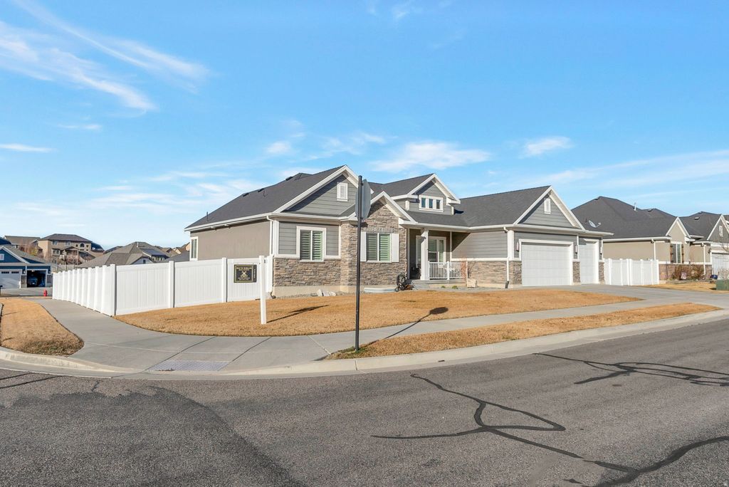 Photo of 6656 W BRUSH OAK DR, Herriman, UT 84096 (MLS # 2139839)