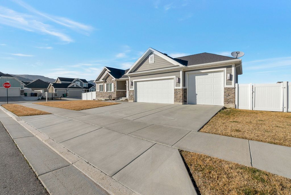 Photo of 6656 W BRUSH OAK DR, Herriman, UT 84096 (MLS # 2139839)