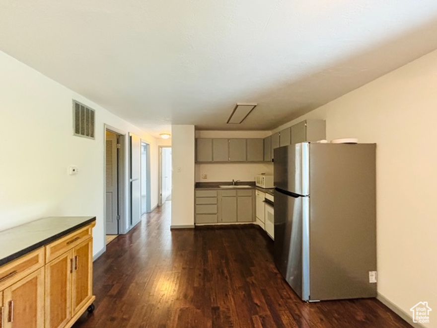 Amazing condo in the heart of Murray, close to restaurants and shopping. Great building in Murray situated right by a creek in the back for a peaceful atmosphere. Unit has new appliances, paint, and LVP flooring.  Water, sewer, trash, and some insurance covered in HOA Fee.