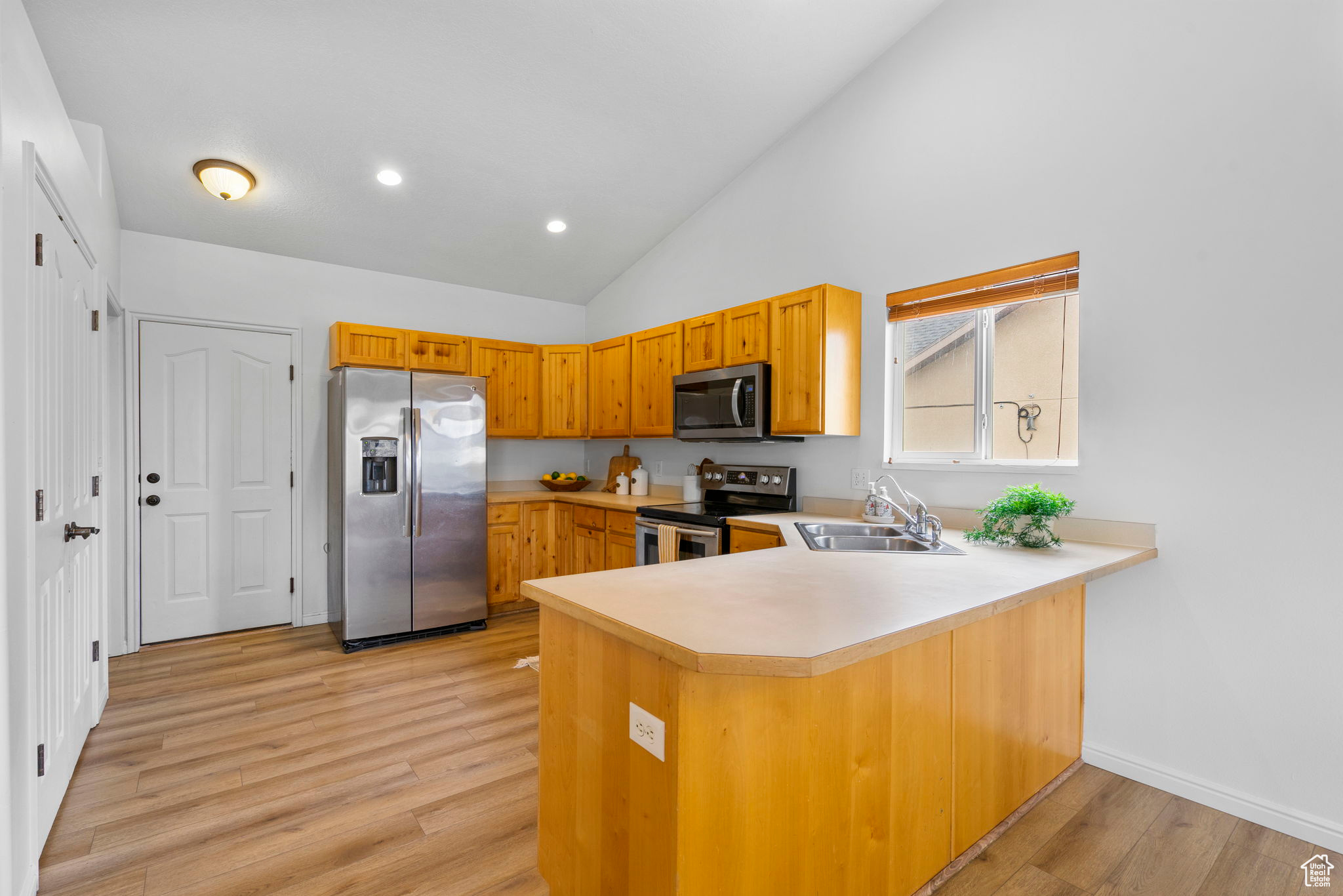 Eagle Mountain, Utah 84005, United States, 6 Bedrooms Bedrooms, ,3 BathroomsBathrooms,Residential,Pending,101108