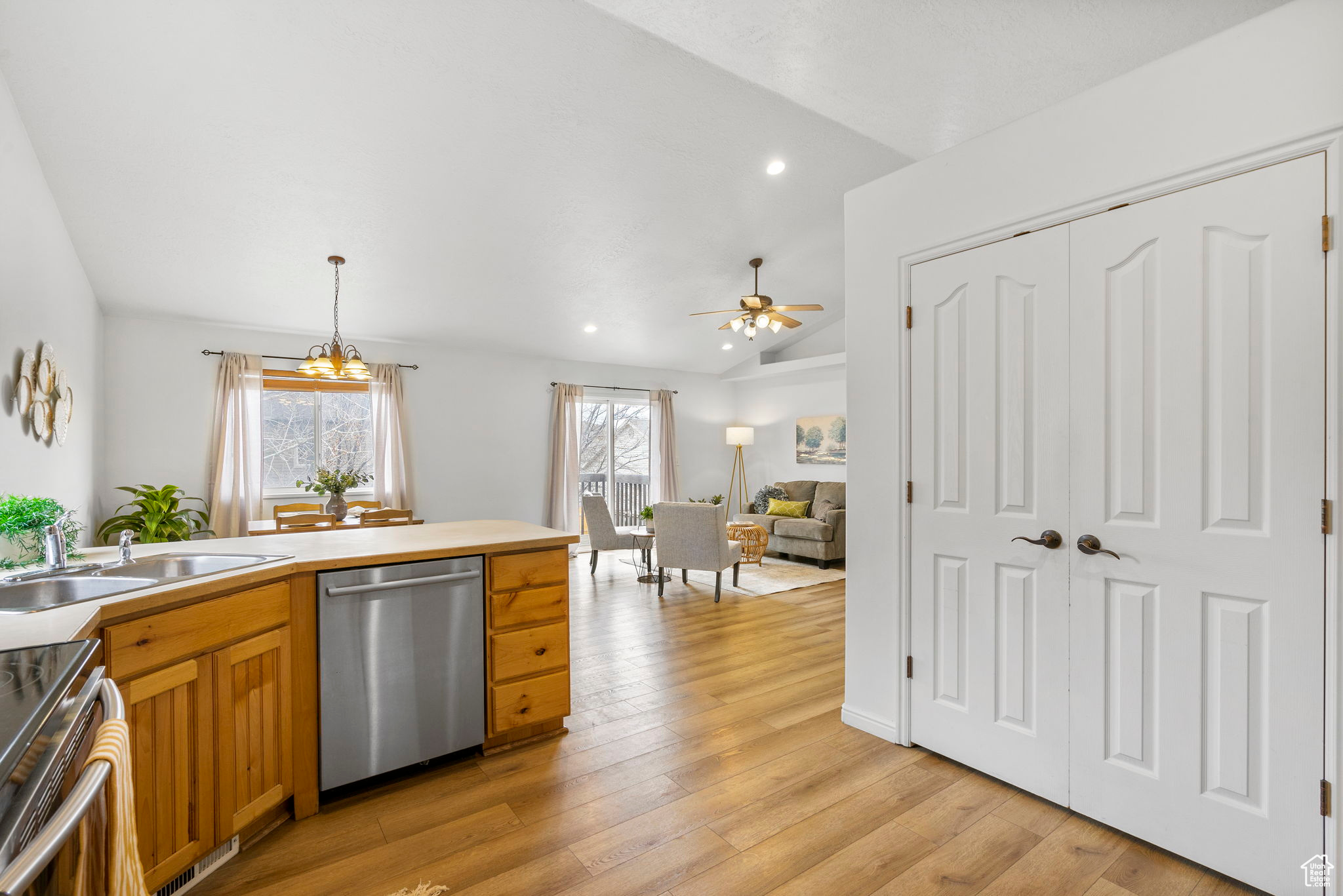 Eagle Mountain, Utah 84005, United States, 6 Bedrooms Bedrooms, ,3 BathroomsBathrooms,Residential,Pending,101108