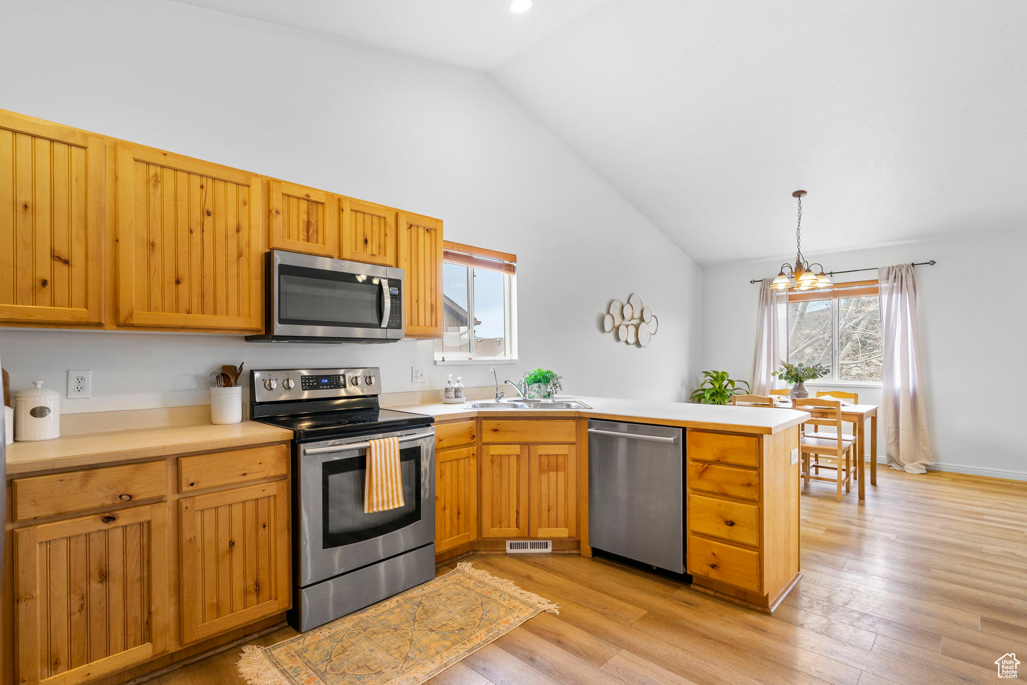 Eagle Mountain, Utah 84005, United States, 6 Bedrooms Bedrooms, ,3 BathroomsBathrooms,Residential,Pending,101108