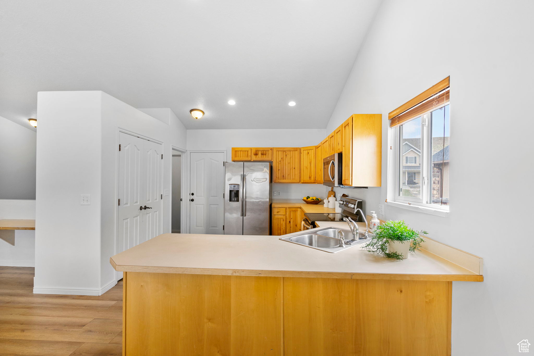 Eagle Mountain, Utah 84005, United States, 6 Bedrooms Bedrooms, ,3 BathroomsBathrooms,Residential,Pending,101108