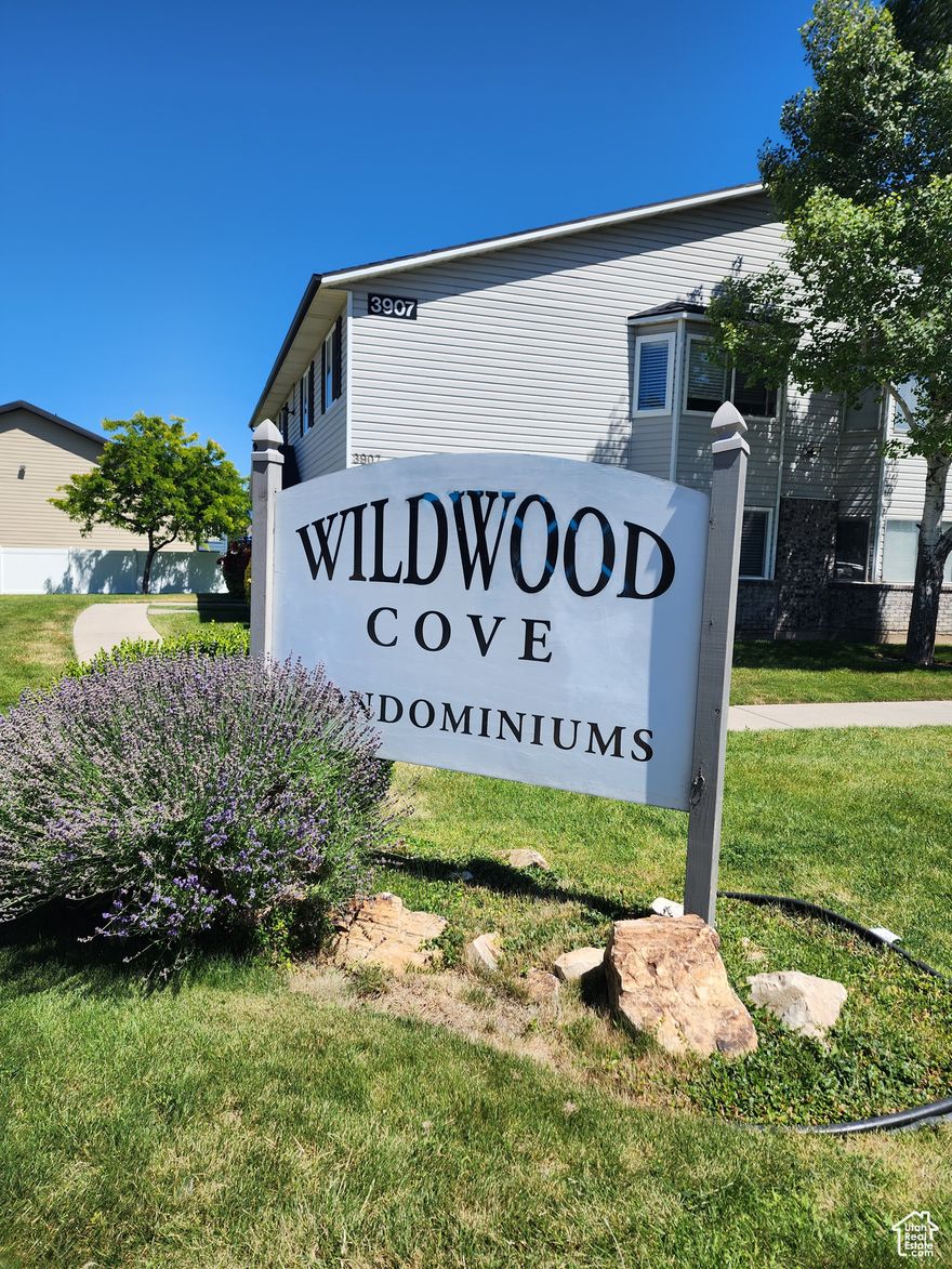 ASSUMABLE FHA LOAN with a 3.25% rate. Well-maintained townhouse featuring granite countertops. The spacious master bedroom includes its own vanity and walk-in closet. Located in a quiet area with easy access to Bangerter Highway. Square footage figures are provided as a courtesy estimate only and were obtained from county records .  Buyer is advised to obtain an independent measurement.