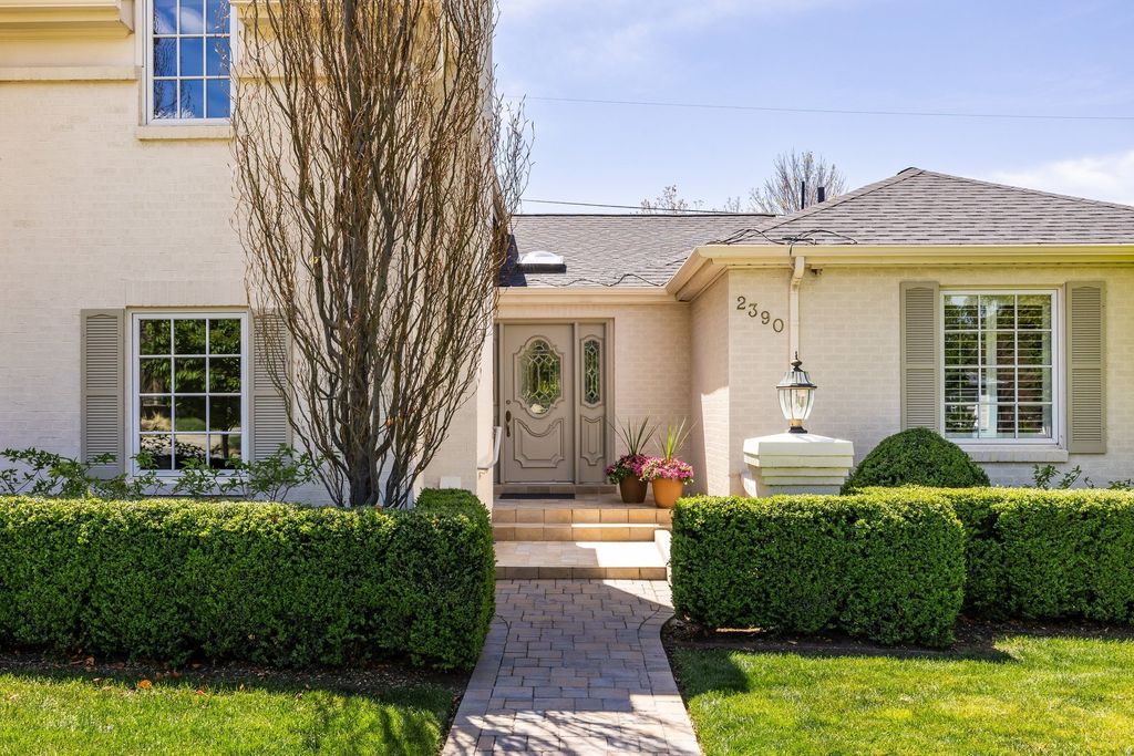 Photo of 2390 E BERNADINE DR, Salt Lake City, UT 84109 (MLS # 2152566)