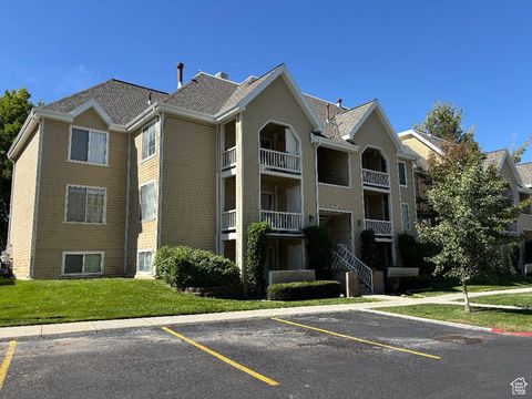 Photo of 1212 E WATERSIDE CV #10, Cottonwood Heights, UT 84047 (MLS # 2115748)