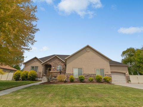 Photo of 1580 CRESTMONT WAY, Kaysville, UT 84037 (MLS # 2154529)