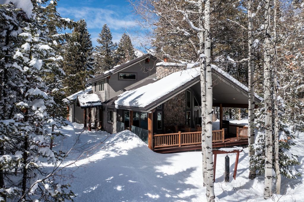 Photo of 9443 E WILD CLEMATIS LN S, Brighton, UT 84121 (MLS # 2142872)