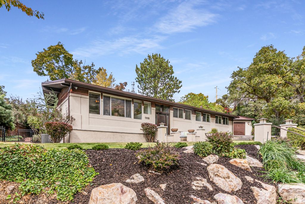 Photo of 2885 E LIVE OAK CIR, Salt Lake City, UT 84117 (MLS # 2116143)