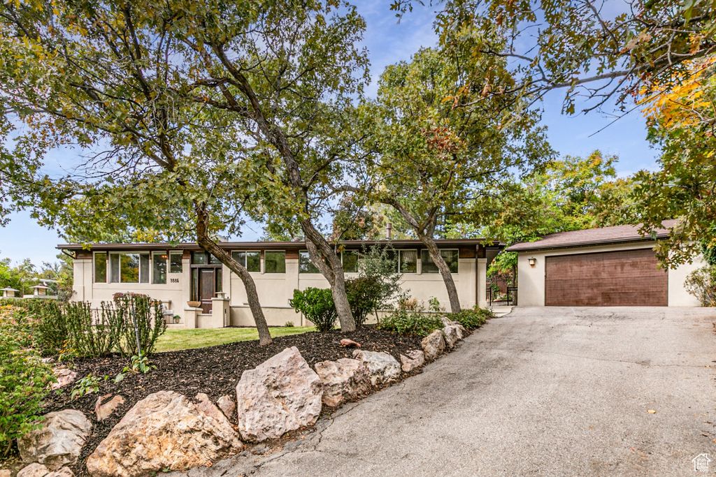 Photo of 2885 E LIVE OAK CIR, Salt Lake City, UT 84117 (MLS # 2116143)