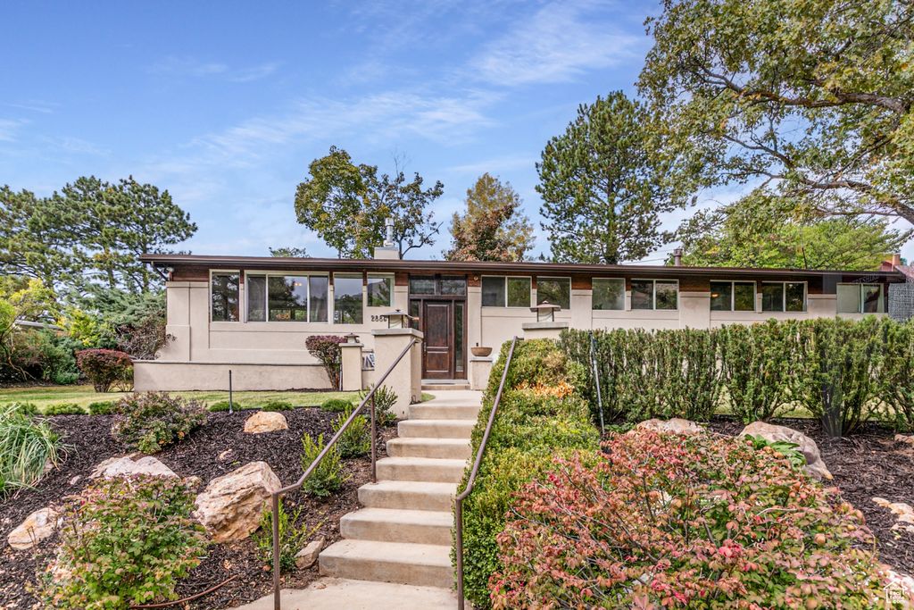 Photo of 2885 E LIVE OAK CIR, Salt Lake City, UT 84117 (MLS # 2116143)
