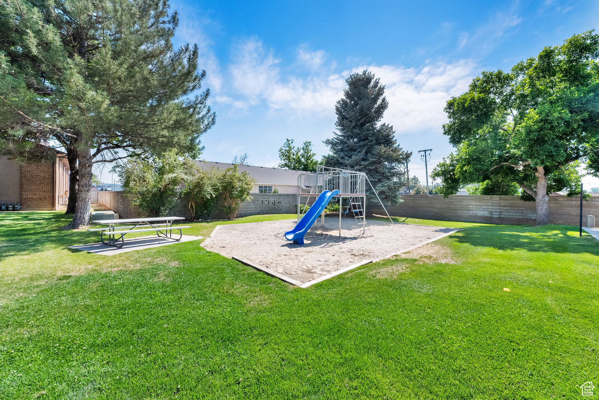 AMIRON CONDO - Residential