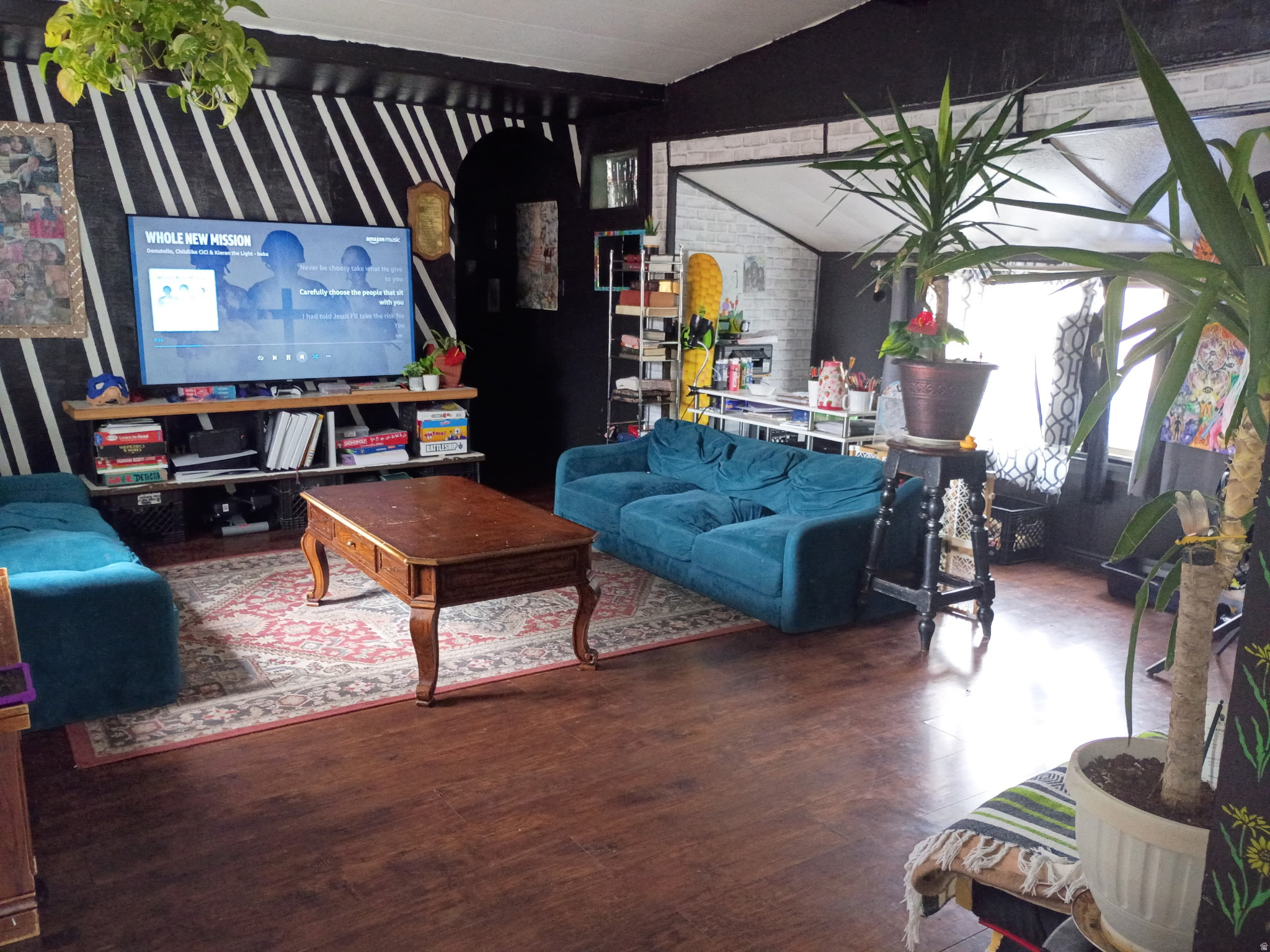 Main image without alt text