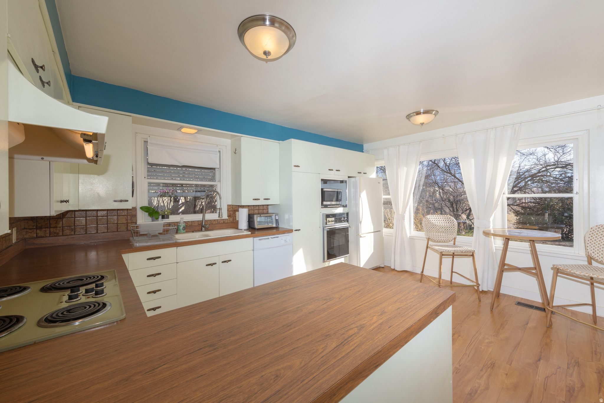 COLONIAL HILLS - Residential