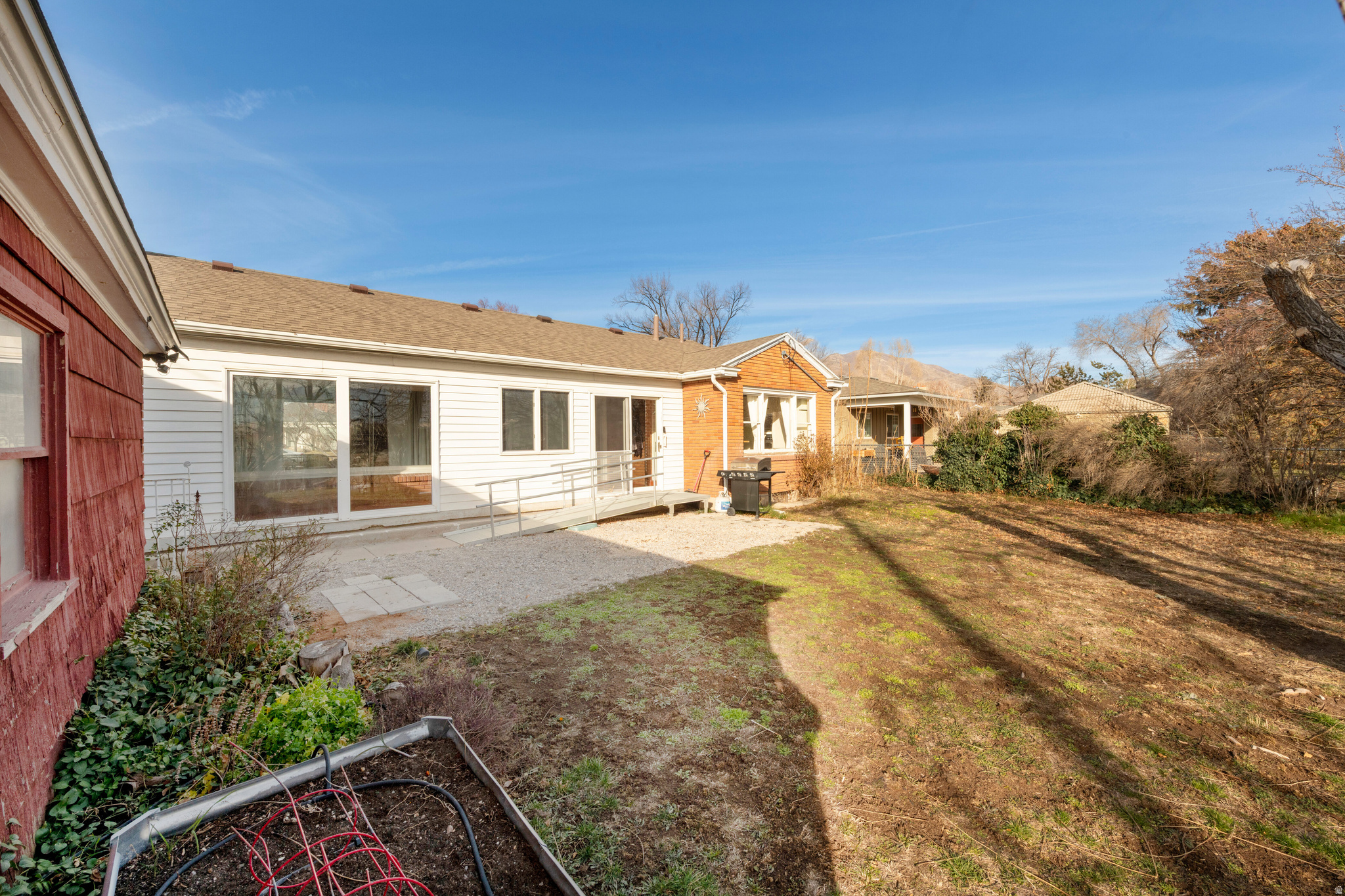 COLONIAL HILLS - Residential